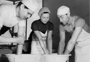 Hamburg-Hohenfelde. Marienkrankenhaus. Krankenhaushygiene in den 1940-gern. Die Assistenzärzte - in der Mitte eine Chirurgin, die selbst operiert - waschen sich Hände und Arme mit Baktol, einem Desinfektionsmittel