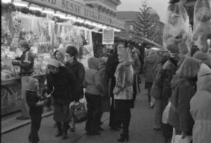 7. Karlsruher Weihnachtsmarkt (Christkindlesmarkt) auf dem Marktplatz