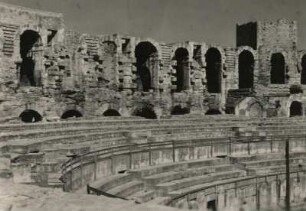 Arles. Römisches Amphitheater. Drei Türme 12. Jahrhundert