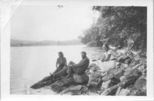 Gruppenbild mit Etha und Hans Richter am steinigen Ufer eines Gewässers, wohl in Estland