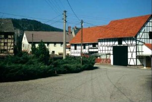 Häuserzeile mit sanierten Fachwerkscheunen