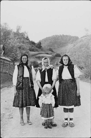Drei Frauen und ein Kind in Tracht