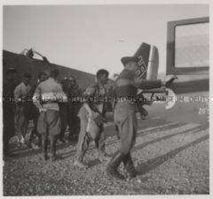 Wehrmachtssoldaten, Junkers Ju Maschinen kehren aus Kreta mit verwundeten Fallschirmjägern zurück.
