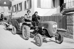 Ihringen: Zwei Frauen auf Traktor