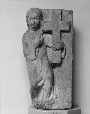 Die Figuren von den Wessobrunner Chorschranken — Engel mit Kreuz