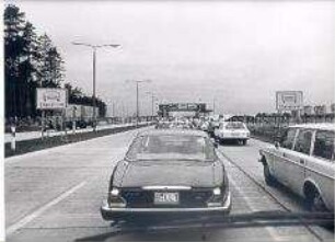Vor einem Grenzübergang auf einer DDR-Transitautobahn