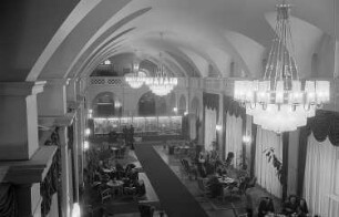 Besucherinnen und Besucher im Ausstellungstreff in der unteren Wandelhalle des Neuen Rathauses während der Frühjahrsmesse