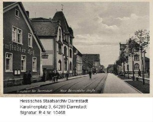 Griesheim bei Darmstadt, Neue Darmstädter Straße / Straßenansicht mit Gasthaus 'Darmstädter Hof' und Passanten