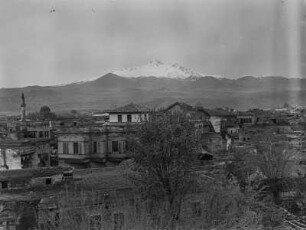 Kayseri : Blick von der Festung von Kayseri auf die Stadt und den Vulkan Erciyes Dağı im Hintergrund.