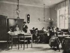 Beim staatlichen Handarbeitslehrerinnen-Examen