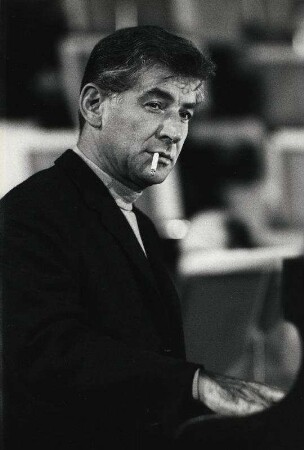 Leonard Bernstein am Flügel