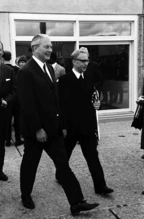 Freiburg: Studentensiedlung, Einweihungsfeier; Rundgang Ministerpräsident K.G. Kiesinger, Magnifizenz Prof. Helmut Baitsch