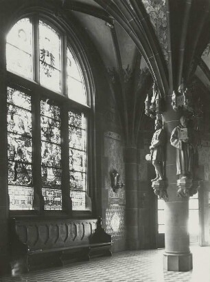 Frankfurt. Rathaus : Frankfurt. Römer (Rathaus). Römerberg 21. Großes Fenster und Ständensäule im Vestibül