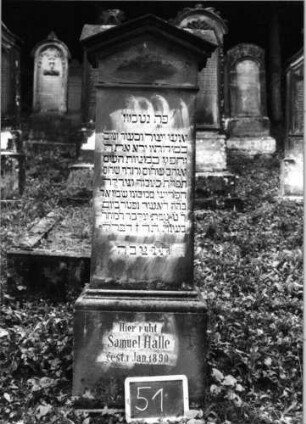 Grabstein 51 (Index: 100090794) Material: Sandstein Zustand: leicht verwittert Maße HxBxT: 161x56x36 cm Beschreibung: Stele, Sockel, giebelartiger Abschluß mit Verdachung: Grabstein 51