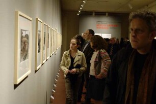 Besucher in der Ausstellung