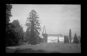 Schloss Bellignies (Dep. Nord, Frankreich): "Parkseite" (Distanzaufnahme)