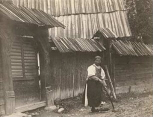 Rumänien. Siebenbürgen. Rășinari (Städterdorf oder Reschinar). Alte Frau vor einem Gehöft.