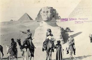 Gizeh, Ägypten. Touristen der Hapag und Einheimische, teils beritten, vor der Sphinx. Blick gegen Pyramiden