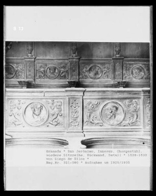 Chorgestühl, vordere Sitzreihe, Rückwand: pflanzliche Ornamentik