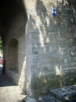 Stadtbefestigung - Stadttor (Maintor)-Durchfahrt von Feldseite-Ostgewände mit Werksteinen im Mauersteinverband und Hochwassermarken mit Jahr