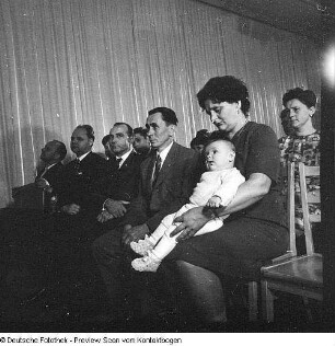 10000. Patenkind (Zirkus?, Delegartion mit Krolikowski bei Familien?, Versammlung, Baby,