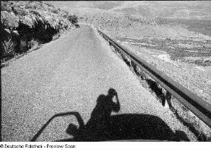 Landstraße mit Schatten-Selbstbildnis des Fotografen