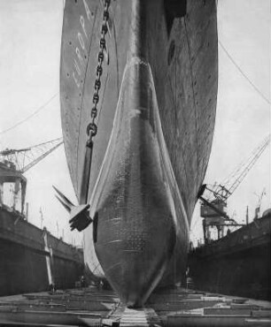 Turbinendampfer Europa im Schwimmdock der Werft Blohm und Voss, Hamburg