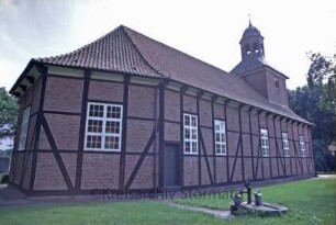 Eichede: Lindenallee: Kirche: Blick von Norden: davor Wasserpumpe