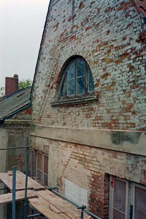 Gut Jersbek: Herrenhaus: Nordgiebel: Sanierung: Teilansicht: Giebel mit Rundbogenfenster, darunter Gesims: unten Gerüst