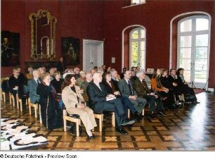 Teilnehmer während der Begrüßung durch Drs. André van der Goes, Direktor des Kunstgewerbemuseums