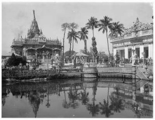 Kalkutta (Indien). Blick über ein Wasserbecken zum Jaintempel