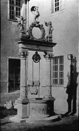 Colmar, Ziehbrunnen am Eingang des Musée d'Unterlinden
