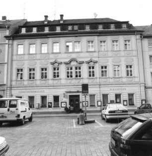 Bad Schandau, Marktplatz 8. Wohnhaus (1701/1800) mit Stadtinformation und Bibliothek. Straßenansicht von Norden