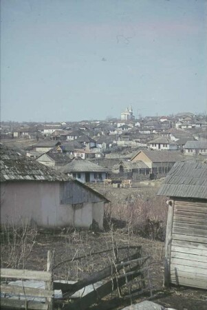 Reisefotos. Teilansicht eines Ortes mit Kirche