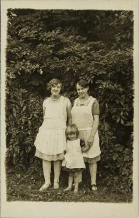 [Zwei Frauen mit einem jungen Mädchen]