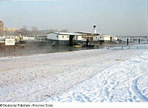 Elbehochwasser. Dampferanlegestellen zwischen Carolabrücke und Albertbrücke