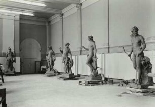 Modelle für Attikafiguren : Klingersaal mit Tonmodellen für Sandsteinkopien der Attikafiguren vom Mittelbau des Corps de logis der Humboldt-Universität zu Berlin (Mars, Pandora, Idomeneus, Amphitrite, Diana, Meleager/Originale 1749/1753; J. P. Benkert, J. G. Heymüller; Tonmodelle für Sandsteinkopien 1963)