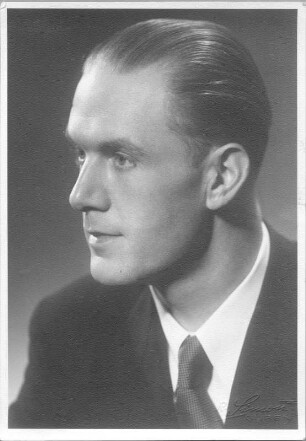 Porträt Ulrich Haverkampf. Fotografie (Weltpostkarte mit Autogramm, bezeichnet Weihnachten 1943)