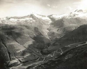 Schweiz. Glarner Alpen. Blick von der Alpigenbrücke (zwischen Göschener Tal und Urser Tal) auf Furkastraße und oberstes Urser (Wyttenwasser) Tal