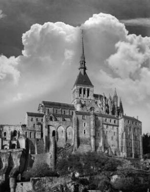 Wolkenbilder. Le Mont-Saint-Michel. Mont-Saint-Michel (Abtei) (1023 begonnen)