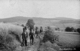 Waldarbeiter mit Leseholz auf dem Heimweg