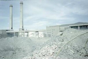 Schalthaus und Schornsteine Vorschaltanlage, 110 kV-Sammelschienenbrücke, Maschinenhaus Werk II, 110 V-Schalthaus Werk II, Sprengung Bunkerschwerbau Vorschaltanlage, von S