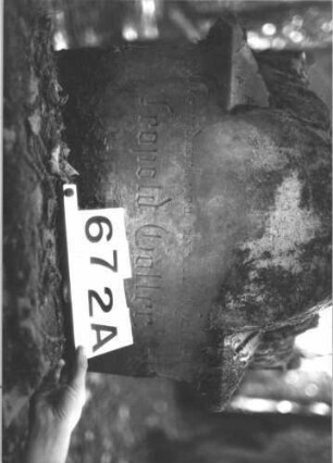 Grabstein 672 (Index: 99900555) Material: Sandstein Zustand: Inschriften gut erhalten, Stele herunter gestürzt Maße HxBxT: 149x59x24 cm Beschreibung: ursprünglich aufgesockelte Stele mit eingezogenem Rundbogenabschluss, Akanthusaufsätze auf Giebel und Ecken, Schriftfeld oben von Maßwerk gerahmt, Stele vom Sockel herunter gestürzt, lehnt davor Symbolik: Akanthus: Grabstein 672A