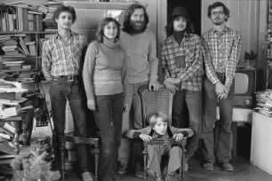 Familie T./F. (Energetiker, Kantinenleiterin) in ihrem Wohnzimmer