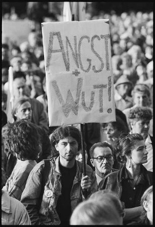 Demonstration mit Plakat "Angst+Wut"