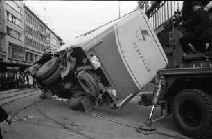 Verkehrsunfall auf der Kaiserstraße bei der Hauptpost zwischen einer entgleisten Straßenbahn und einem LKW sowie PKW.
