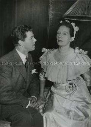 Heinz Drache und Elisabeth Flickenschmidt in dem Theaterstück "Die Glasmenagerie" im Düsseldorfer Neuen Schauspielhaus
