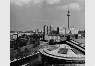 Blick vom Pergamonmuseum auf das Dach und die Fassade der Nationalgalerie im Apsisbereich