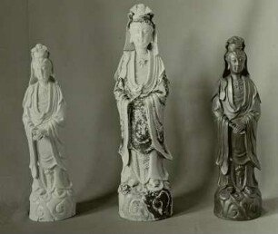 Abformungen von chinesischem Porzellan (Mitte) in Böttgersteinzeug (rechts) und Böttgerporzellan (links): die chinesische Gottheit Kuan-yin