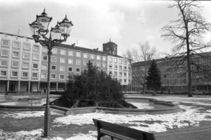 Vorbereitungen des Gartenbauamts für die Eiskaskaden im Brunnen am Friedrichsplatz